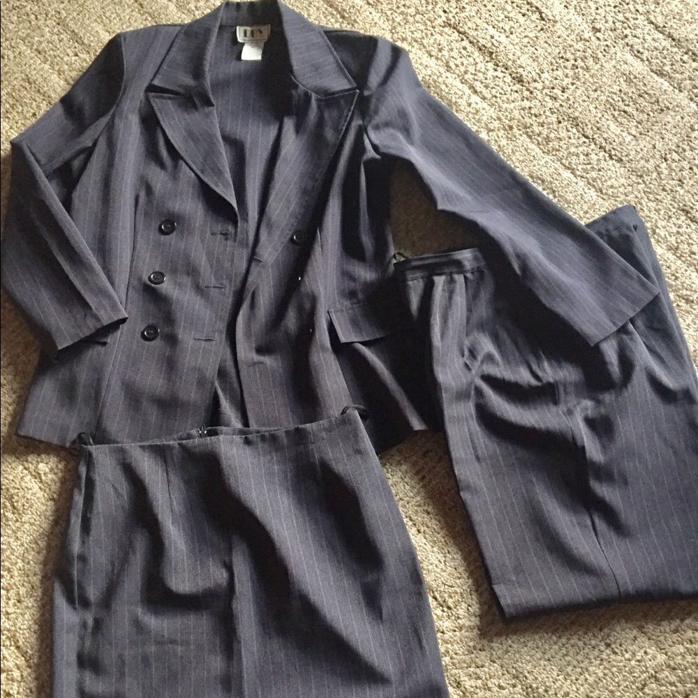 Great light weight 3 piece suit by DBY in size 11